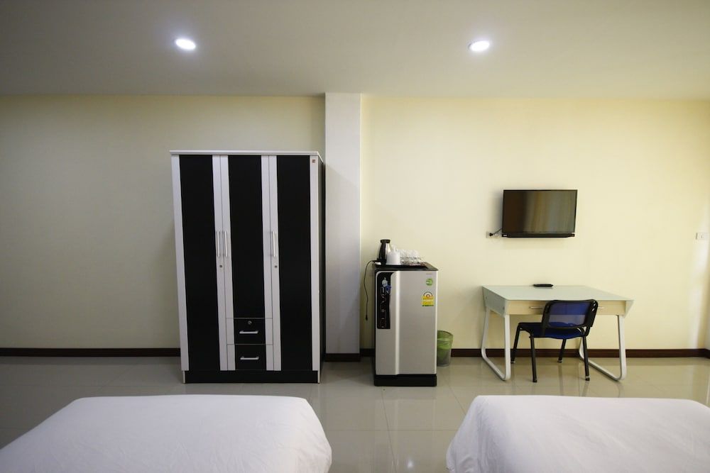 Charoensuk Grand Hotel Deluxe Triple Room 7