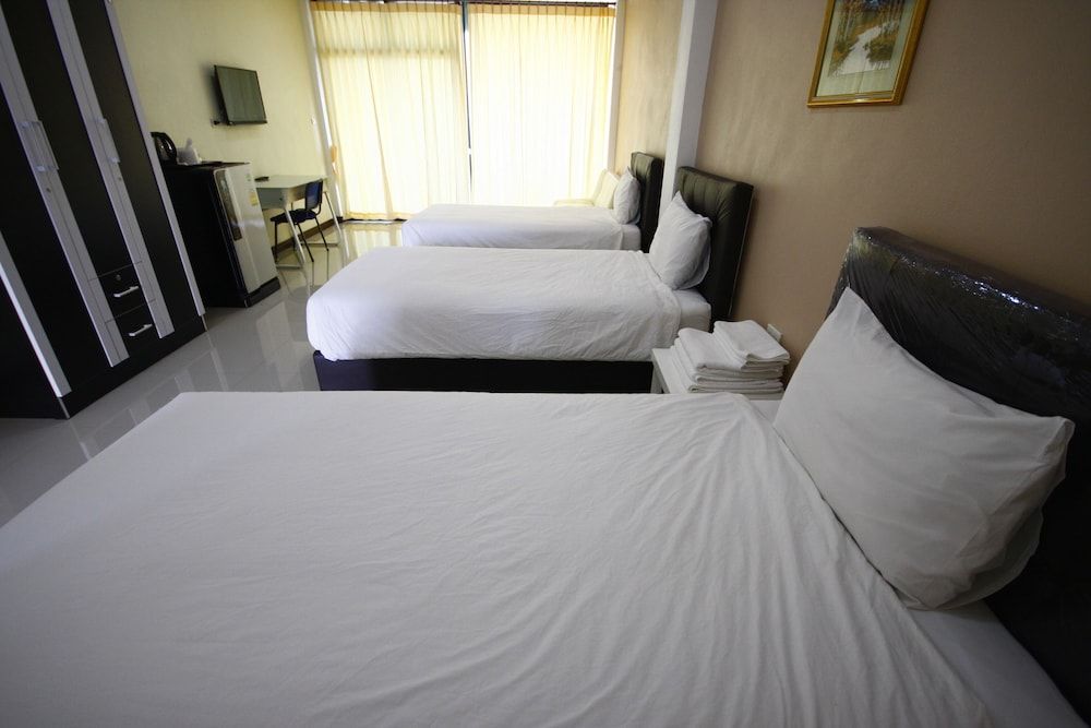 Charoensuk Grand Hotel Deluxe Triple Room 2