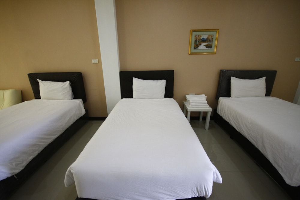 Charoensuk Grand Hotel Deluxe Triple Room 3