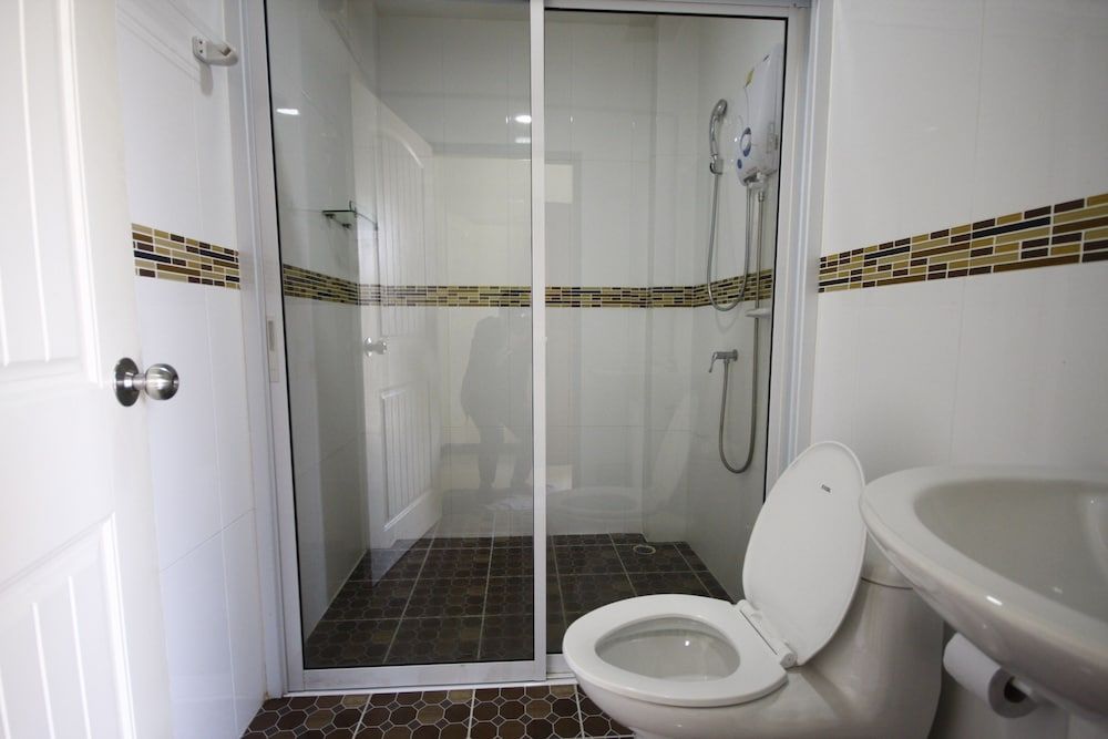 Charoensuk Grand Hotel Deluxe Triple Room 5