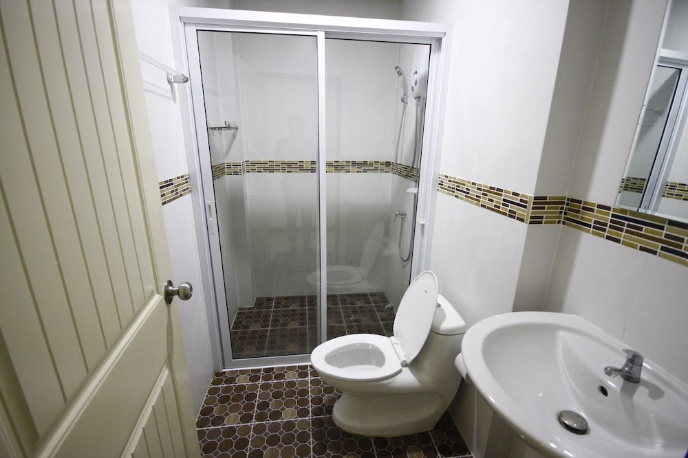 Charoensuk Grand Hotel Deluxe Triple Room 6