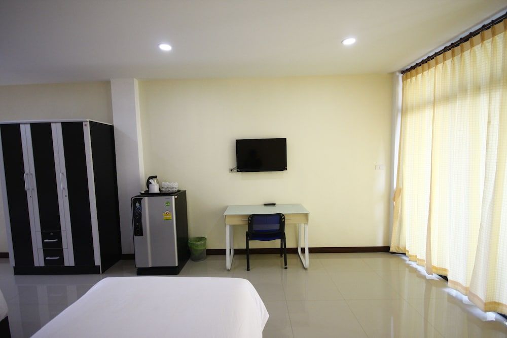 Charoensuk Grand Hotel Deluxe Triple Room 8