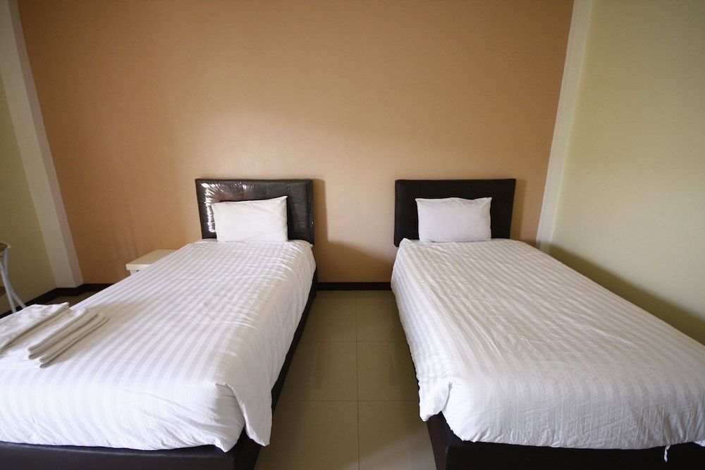 Charoensuk Grand Hotel Standard Twin Room 2