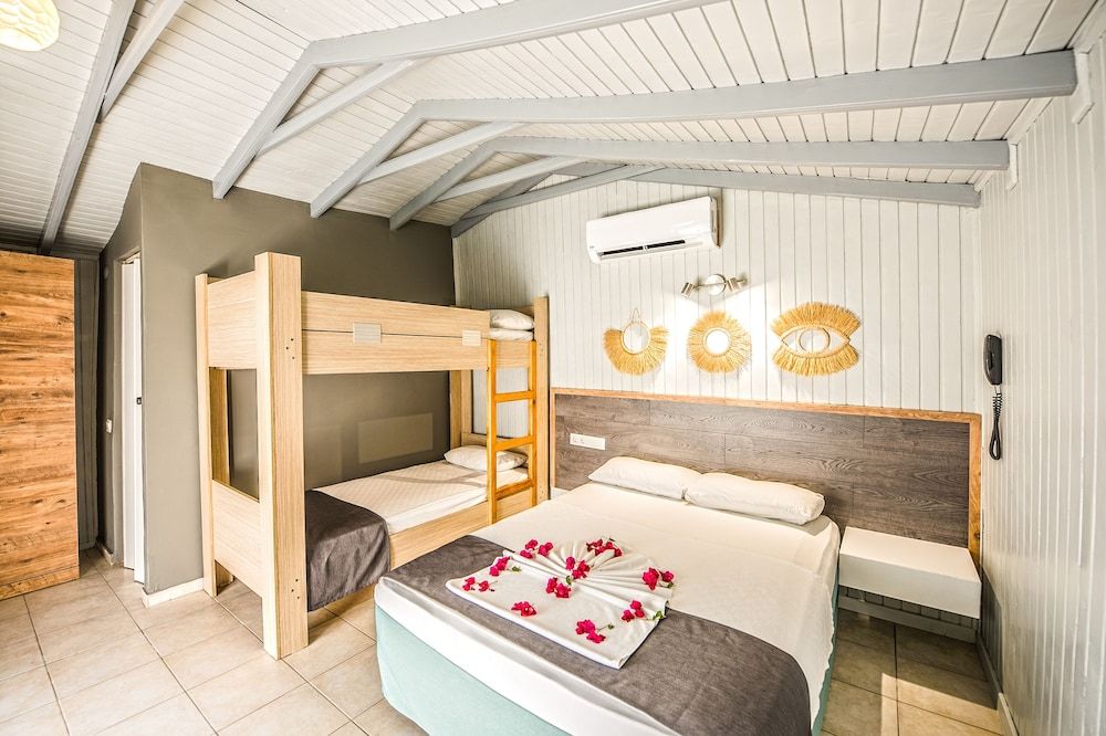 Leda Beach Hotel Quadruple Room 2