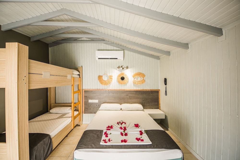 Leda Beach Hotel Quadruple Room 4