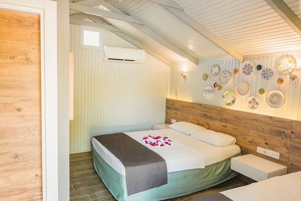 Leda Beach Hotel Triple Room 7