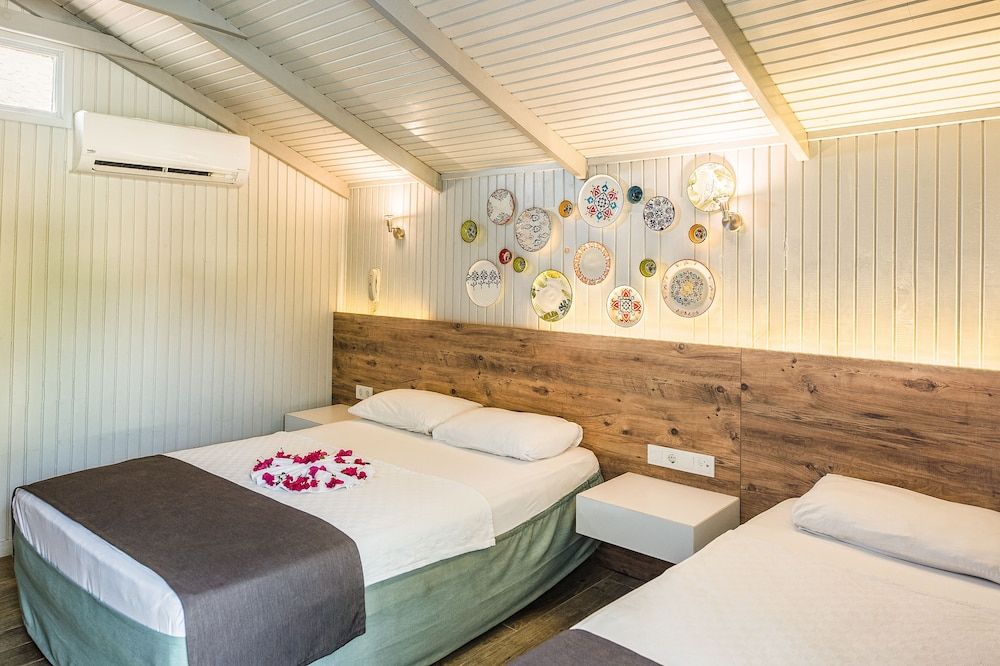 Leda Beach Hotel Triple Room 5