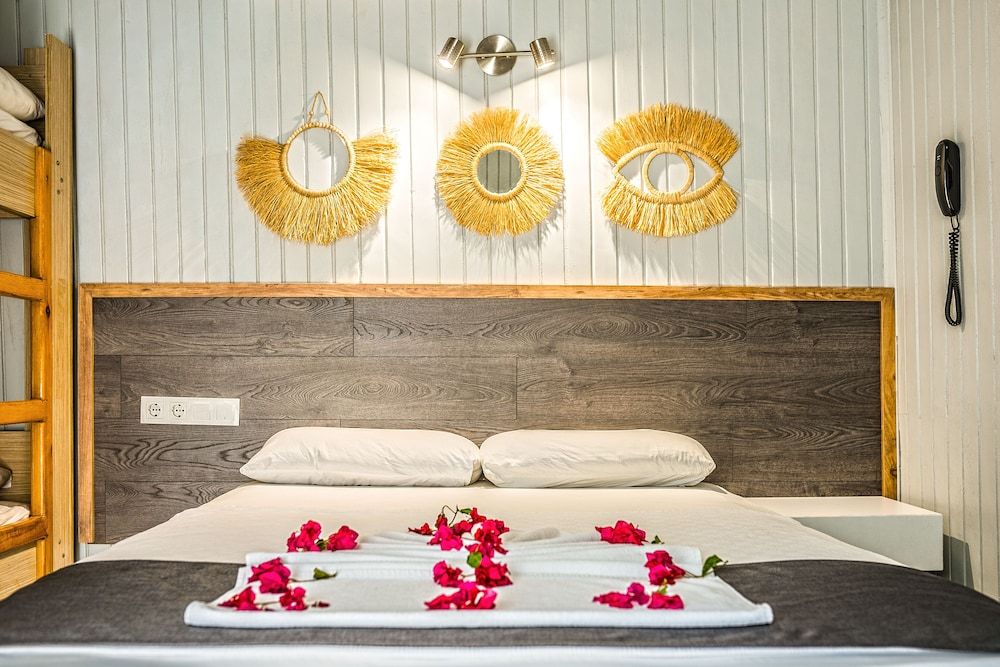 Leda Beach Hotel Quadruple Room 3