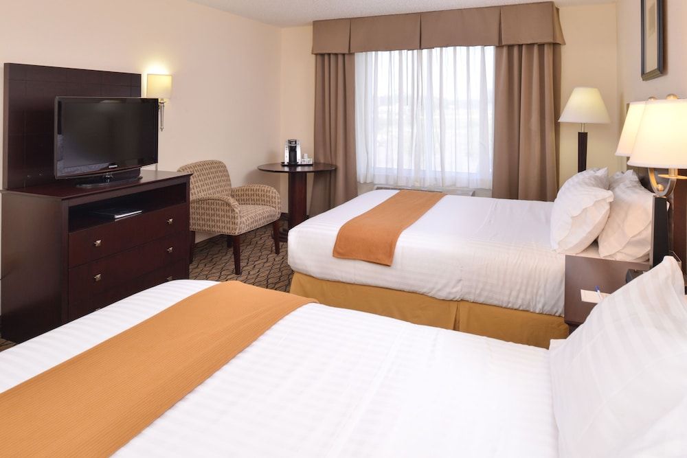 Standard Room, 2 Queen Beds, Accessible Bathtub (Accessible Tub)
