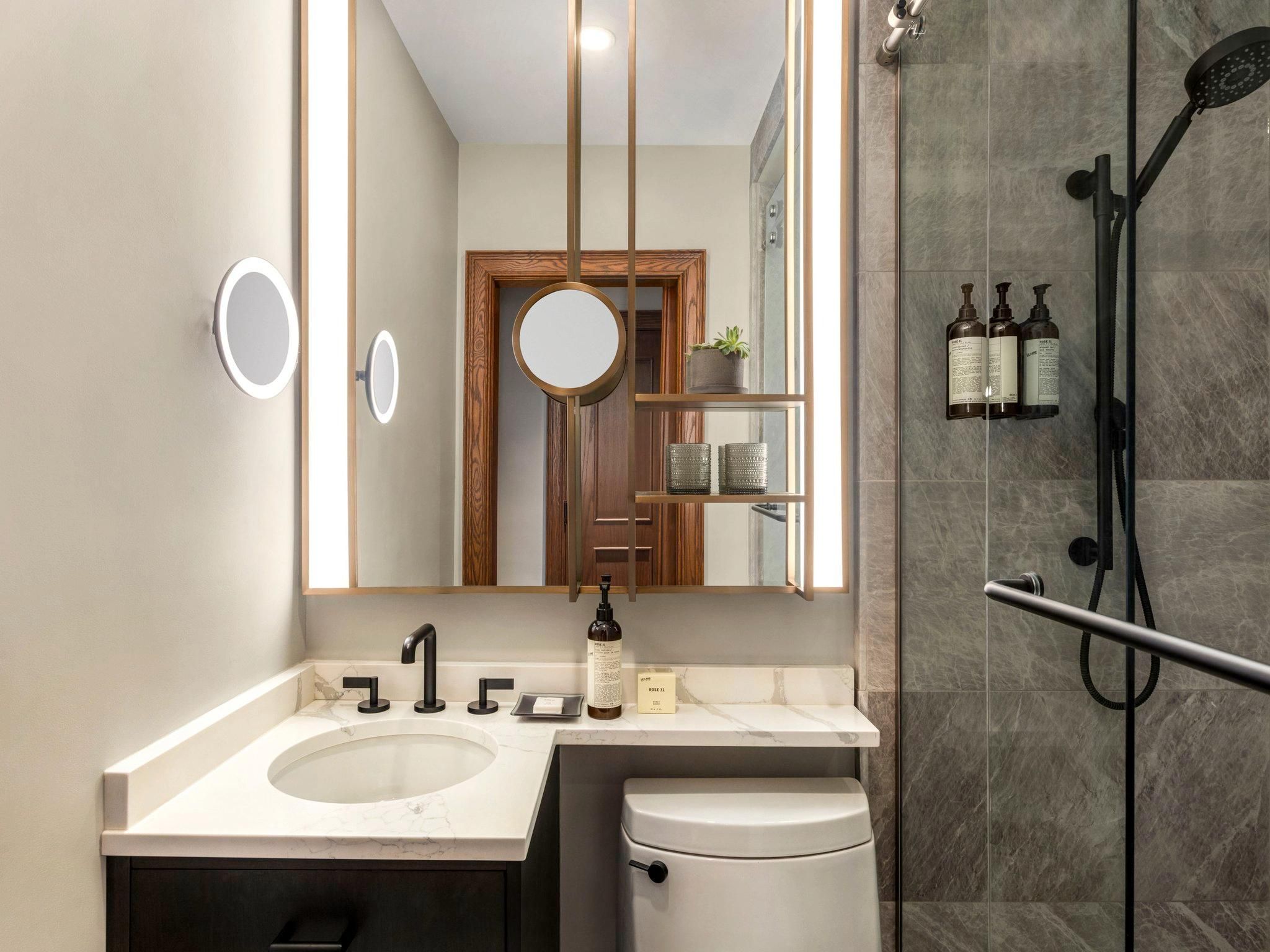 FAIRMONT GOLD 2 Queens - exclusive lounge access with breakfast.