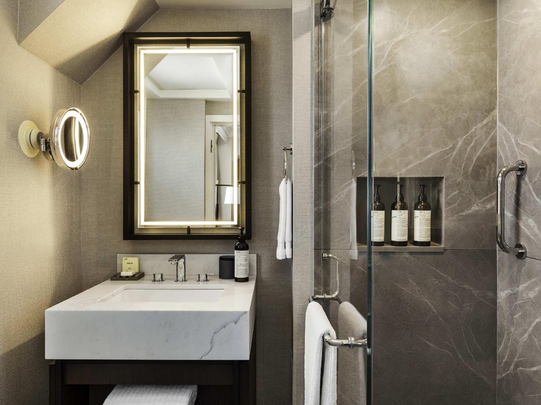 Fairmont Banff Springs DELUXE King - spacious guest room. 3