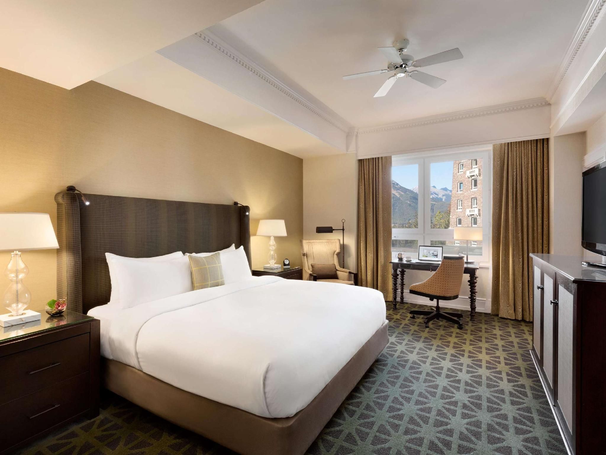 Fairmont Banff Springs DELUXE King - spacious guest room.