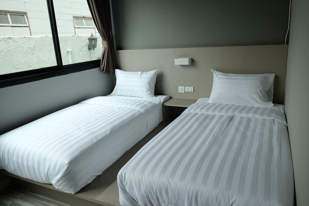 V Varee Bangkok Standard Twin Room 3