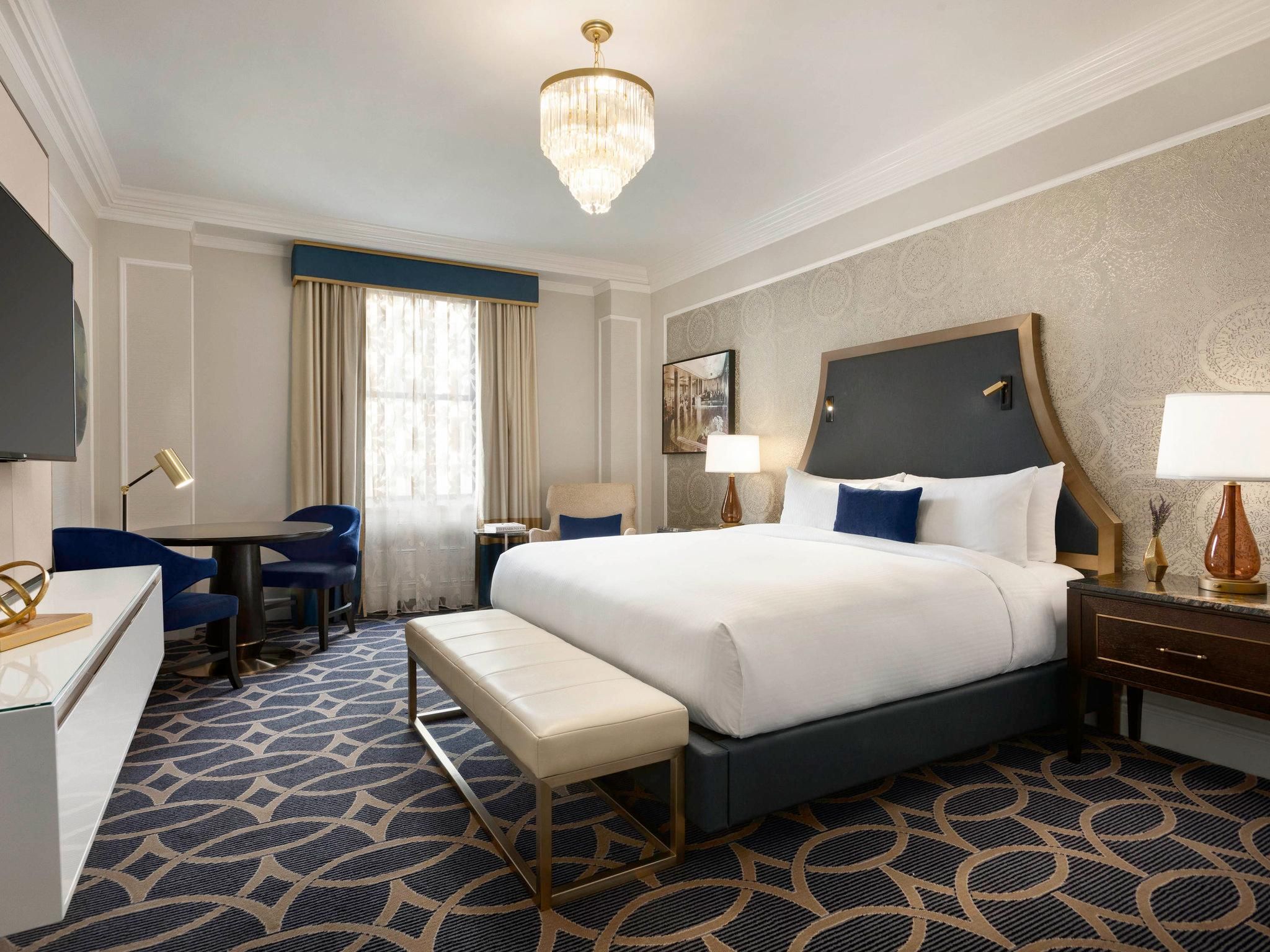 FAIRMONT GOLD 1 BEDROOM SUITE 1 KING, Executive Lounge with breakfast & canapes