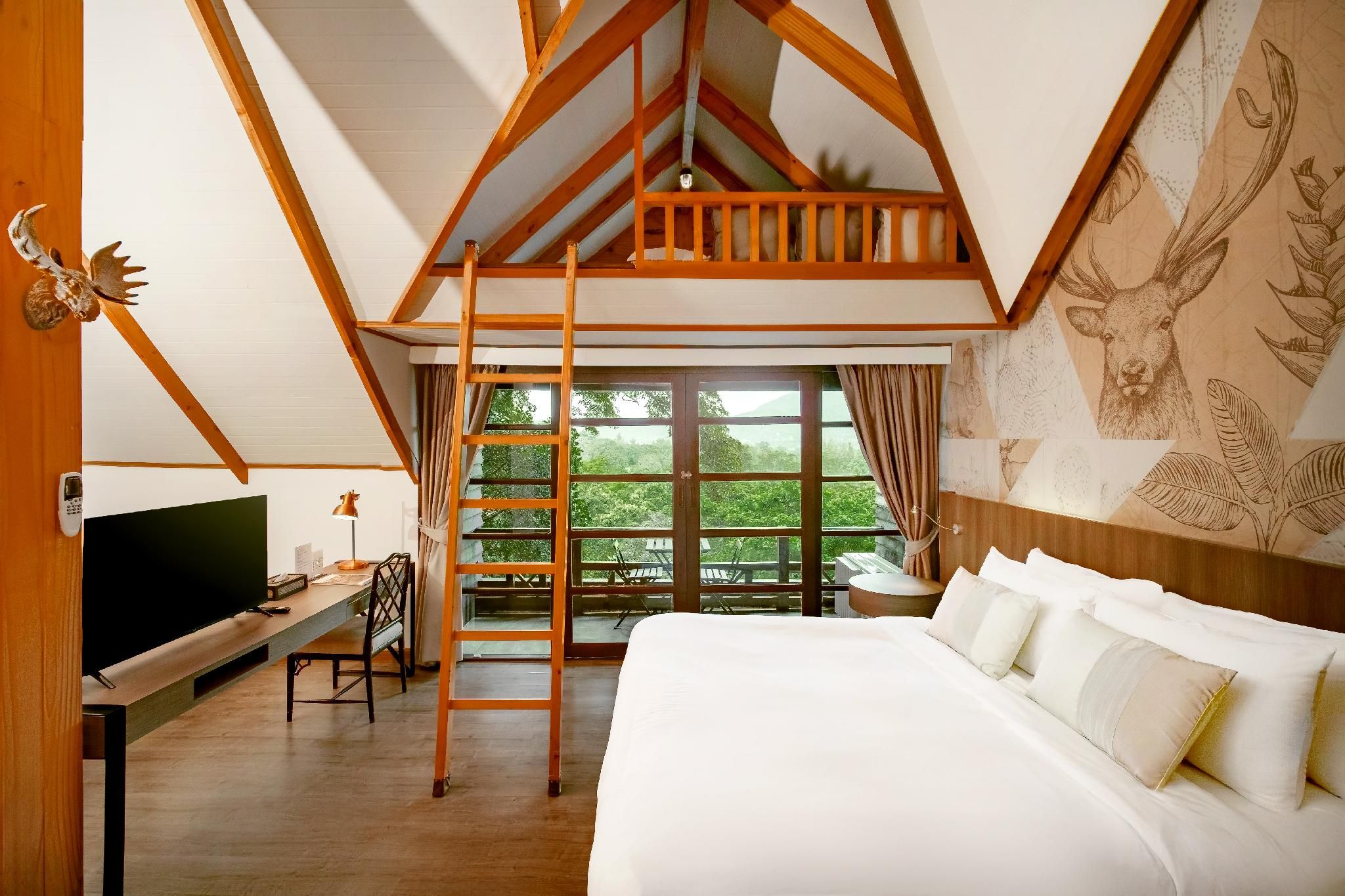 Issara Boutique Winery Hotel Tree House Suite 5