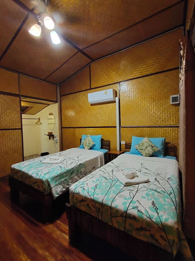 Bansuanphutarn Deluxe Twin Room