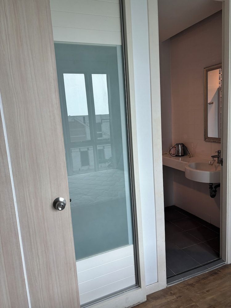 Abani Jomtien Inn Business Studio 3