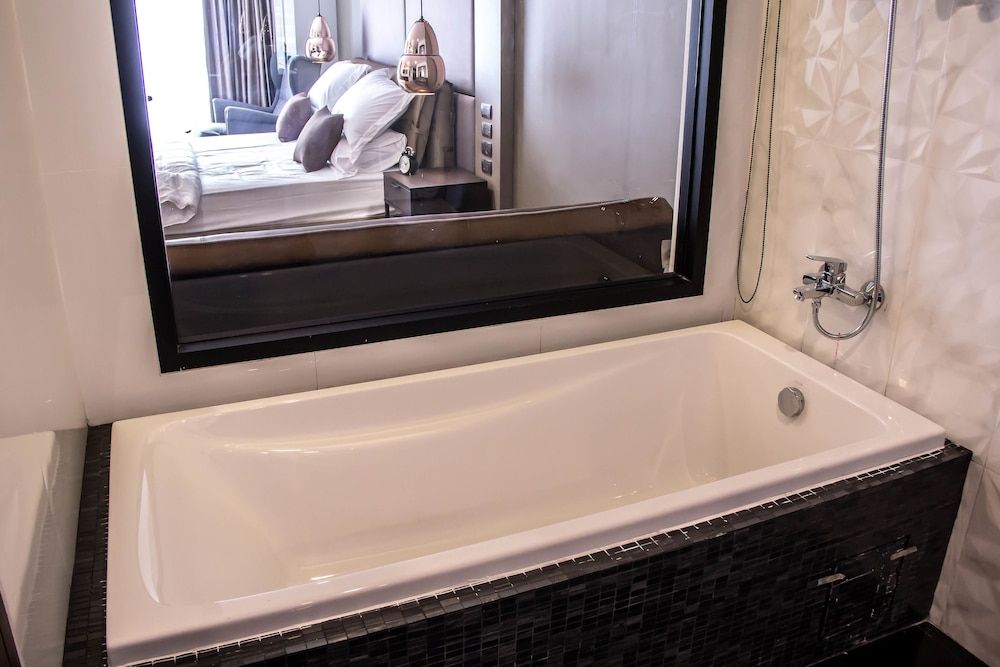 Deep Soaking Bathtub