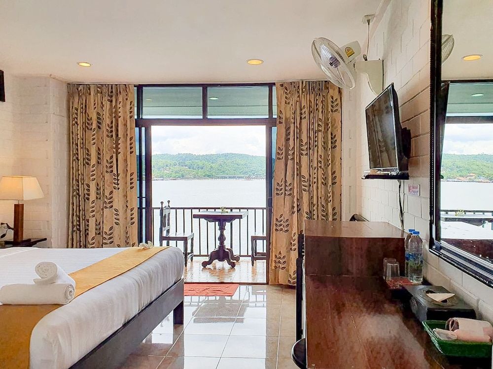 Phornpailin Riverside Resort Superior River View Double Room 3