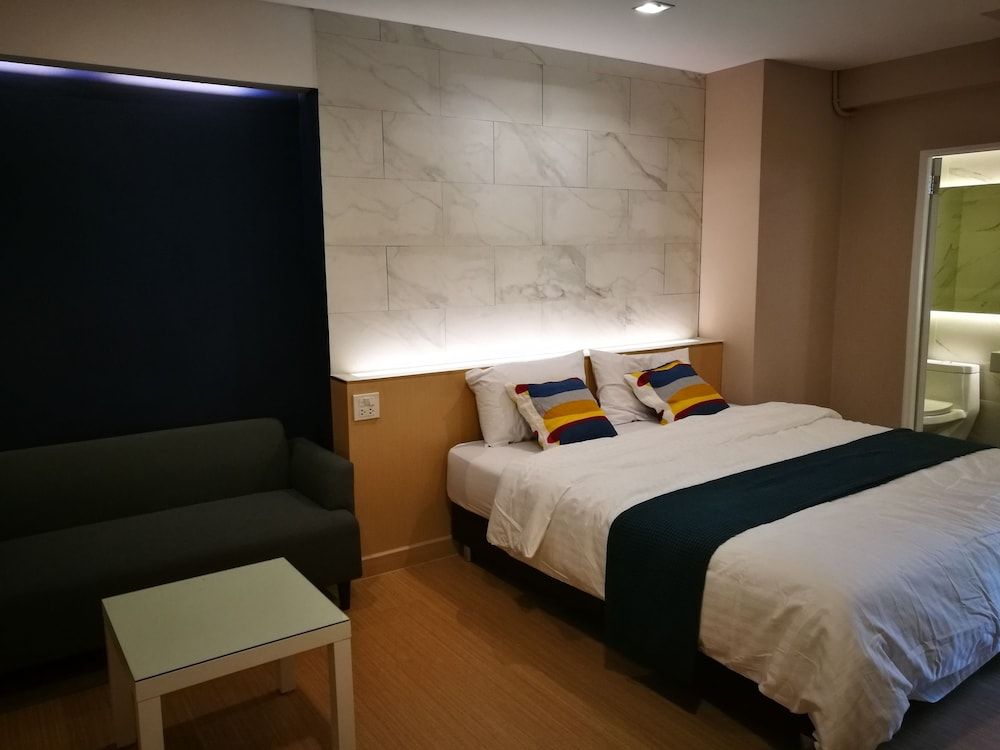 The Hubitat - Hostel Deluxe Room with City View 11