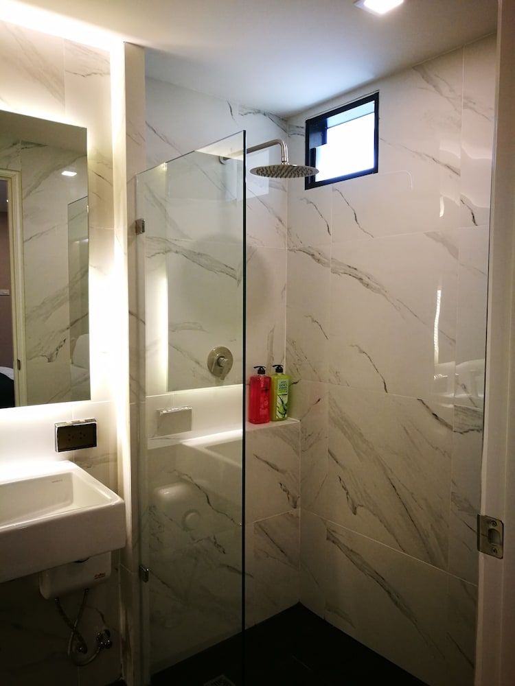 The Hubitat - Hostel Deluxe Room with City View 8