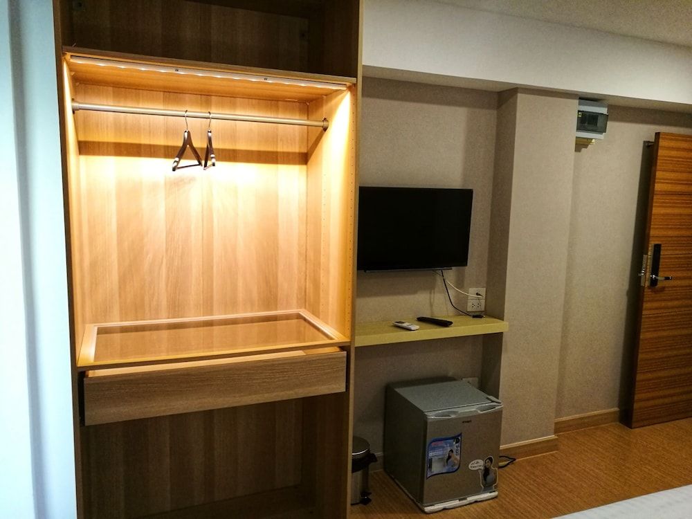 The Hubitat - Hostel Deluxe Room with City View 7