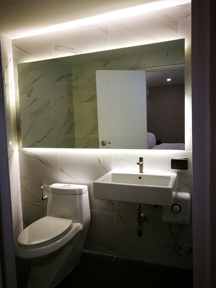 The Hubitat - Hostel Deluxe Room with City View 9