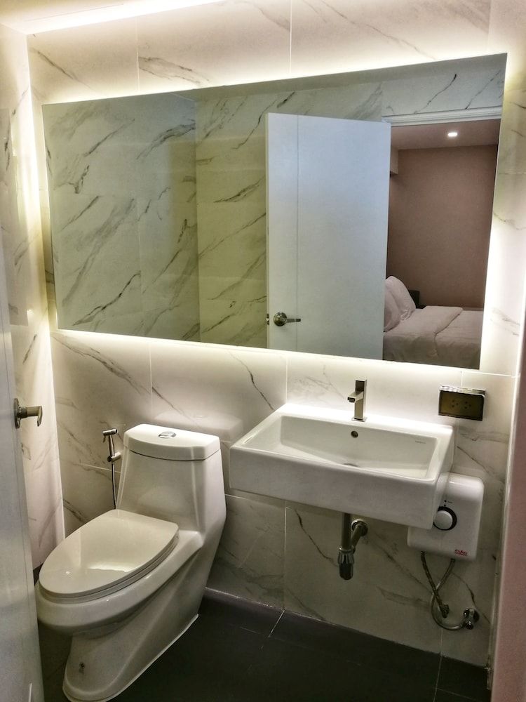 The Hubitat - Hostel Deluxe Room with City View 10