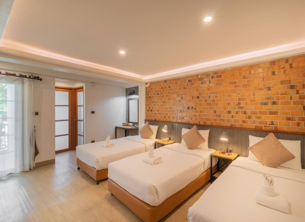 The Old City Wall Inn Superior Triple Room, Multiple Beds, Garden View 5