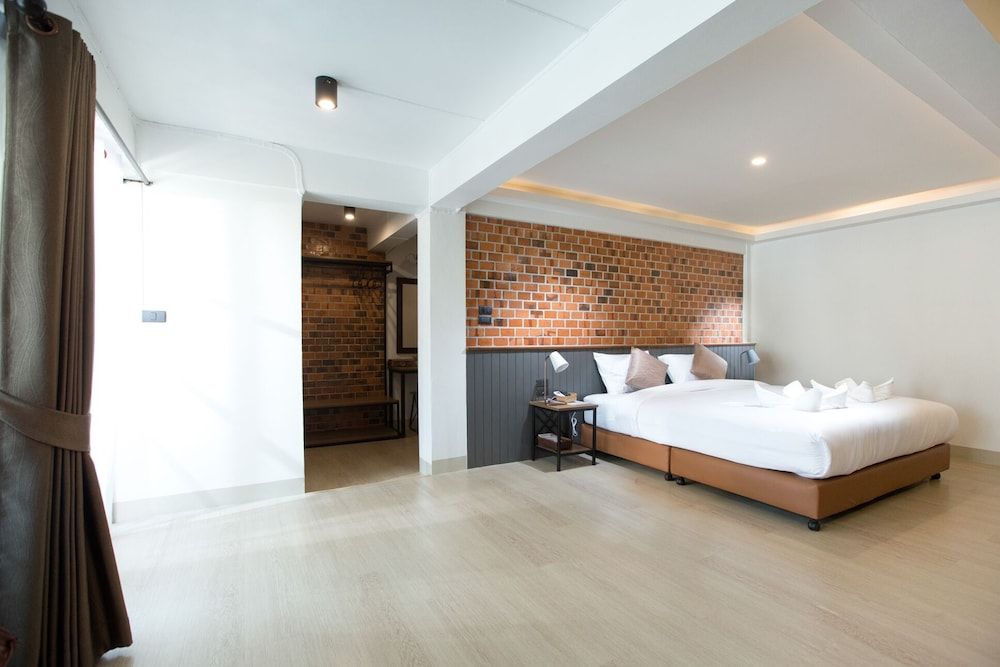 Deluxe Double Room, 1 King Bed, Microwave, Garden View