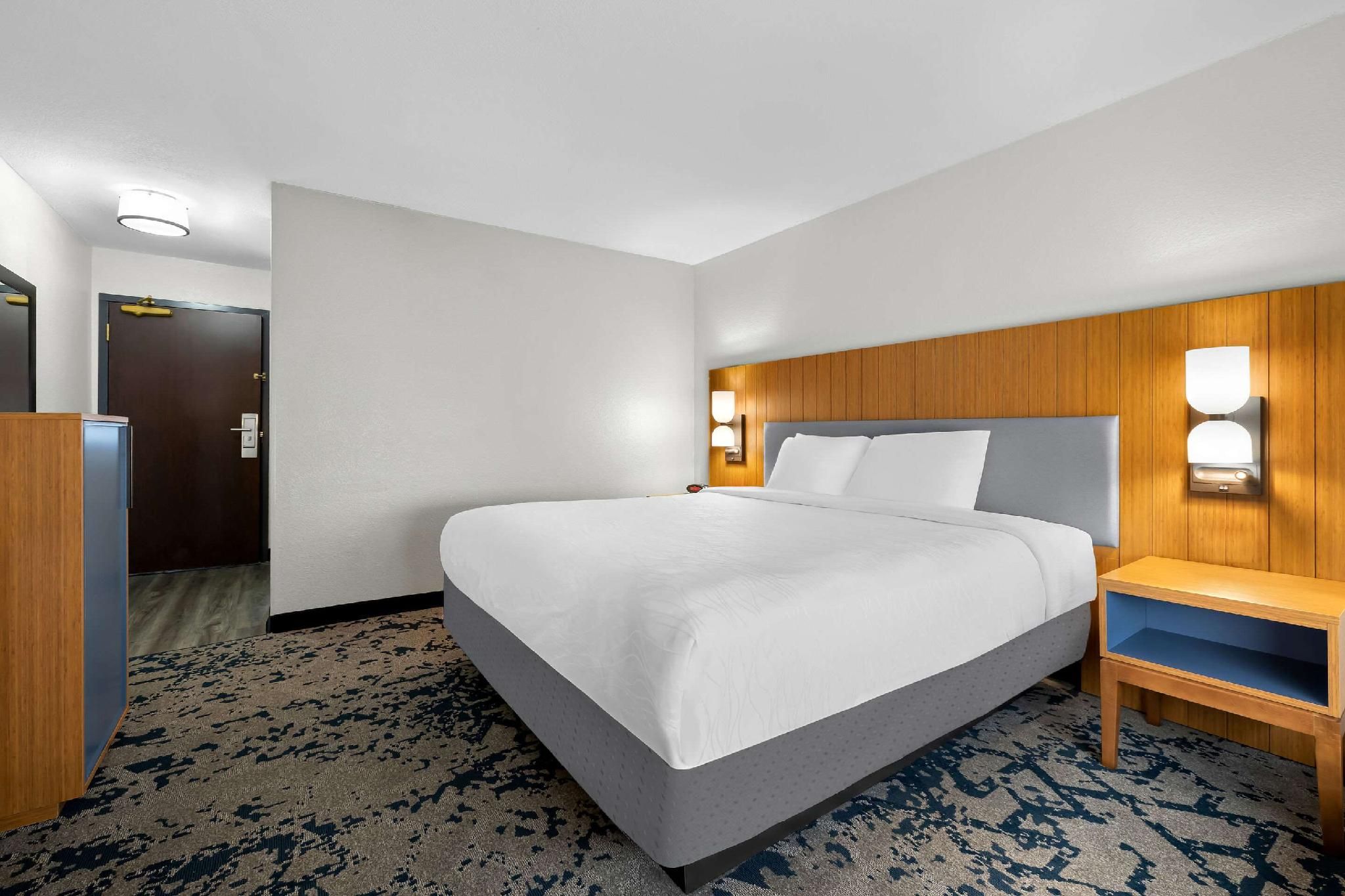 1 King Bed, Nonsmoking