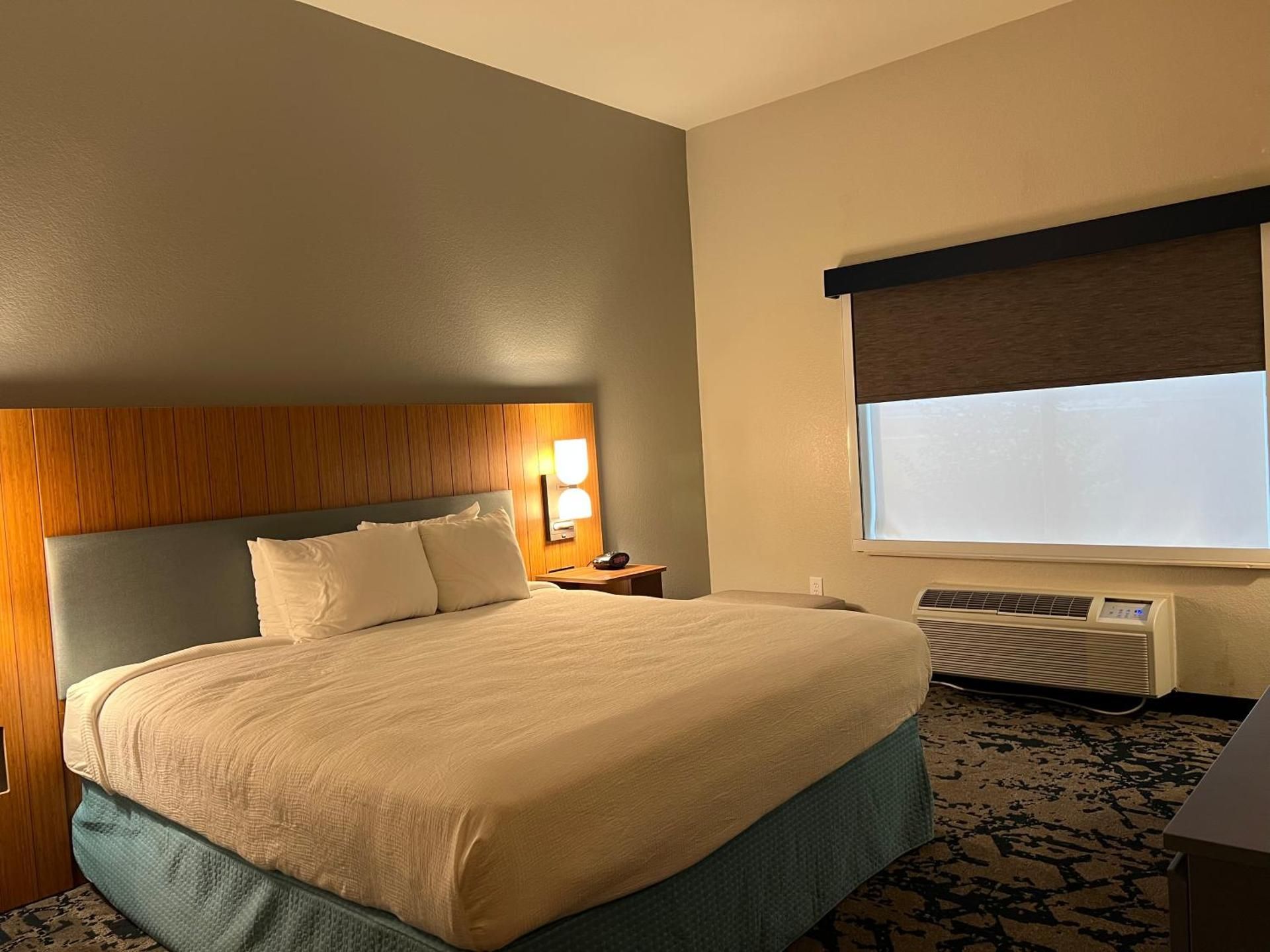 King Room with Tub - Disability Access/Non Smoking/Ground floor/Interior Hall