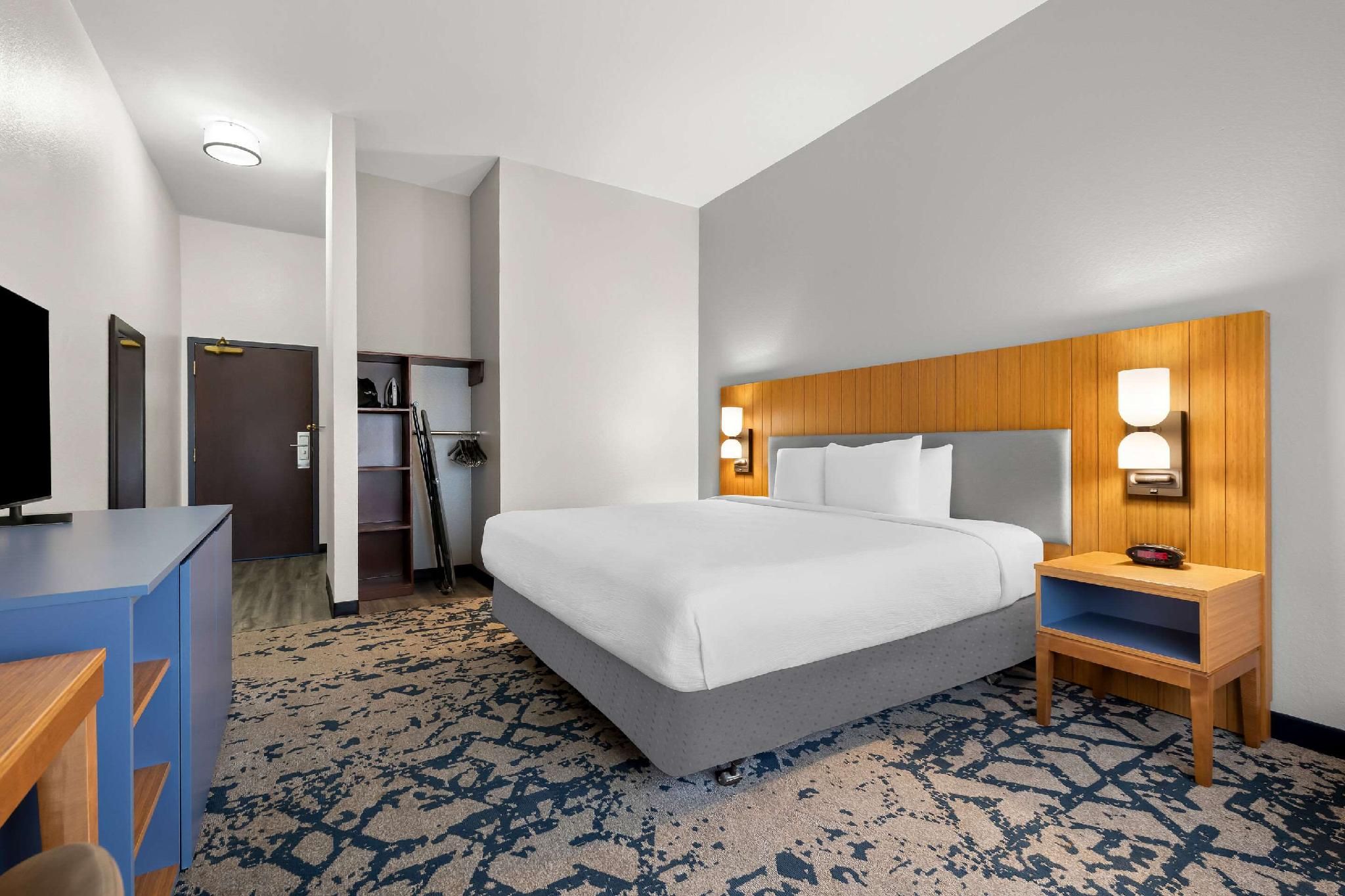 1 King Bed, Nonsmoking, Accessible