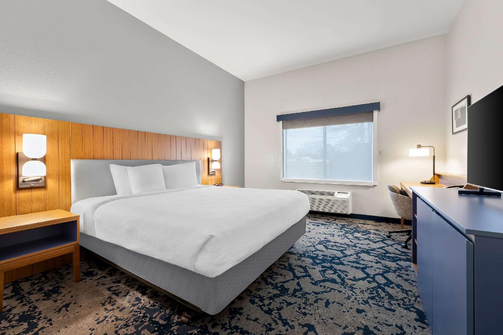 1 King Bed, Nonsmoking, Accessible