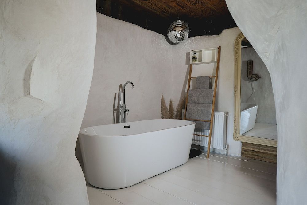 Weeke Barton Deluxe Studio, 1 King Bed, Garden View, Garden Area (Kota) 6