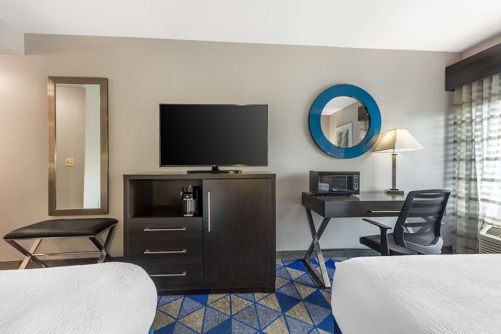 Best Western Plus Spartanburg Standard Room, 2 Queen Beds, Non Smoking, Microwave 4