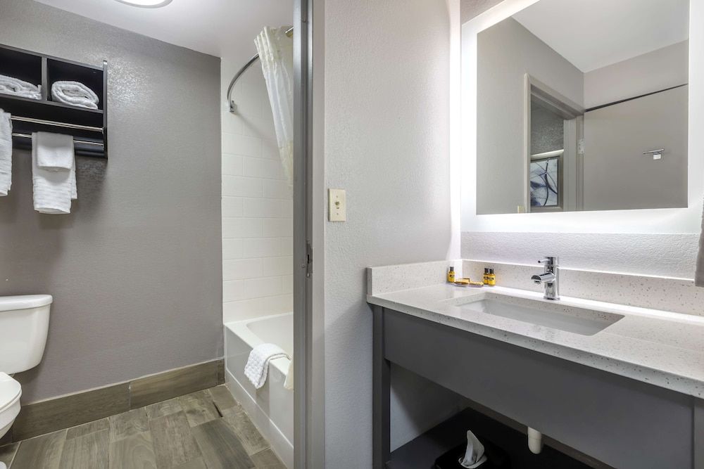 Best Western Plus Spartanburg Standard Room, 2 Queen Beds, Non Smoking, Microwave 3