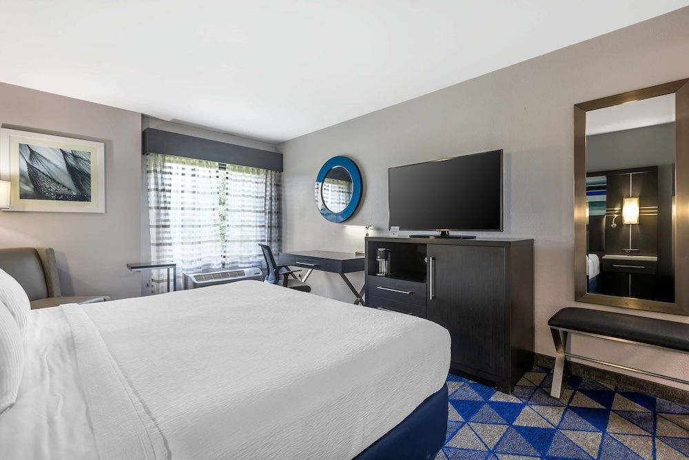 Best Western Plus Spartanburg Standard Room, 1 King Bed, Non Smoking, Refrigerator & Microwave 2