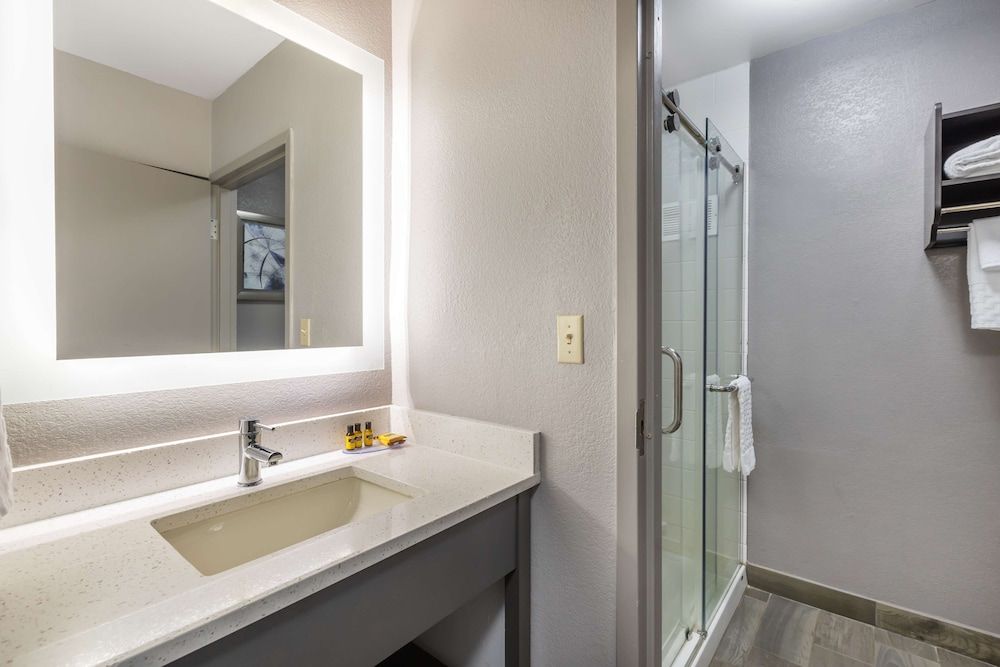 Best Western Plus Spartanburg Standard Room, 2 Queen Beds, Non Smoking, Refrigerator & Microwave 4