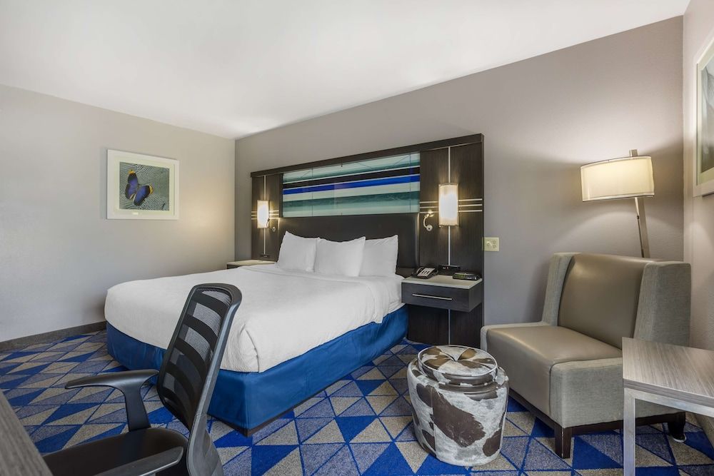 Best Western Plus Spartanburg Standard Room, 1 King Bed, Non Smoking, Refrigerator & Microwave 3
