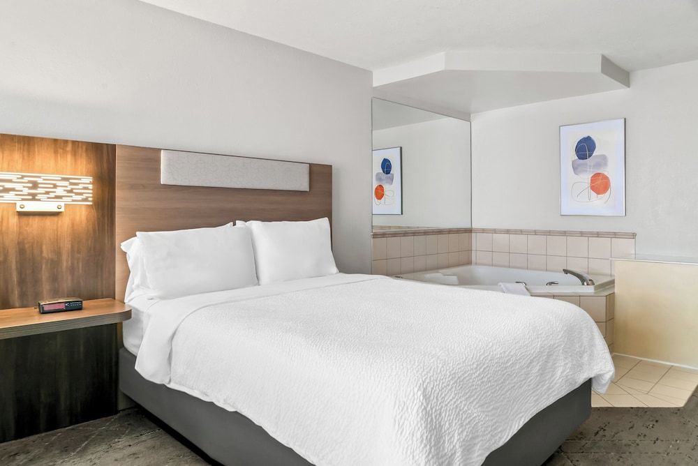 Standard Room, 2 Queen Beds, Jetted Tub