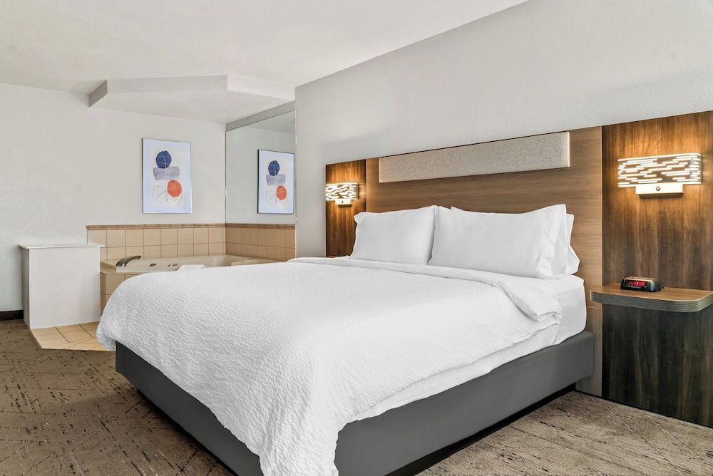 Standard Room, 1 King Bed, Jetted Tub