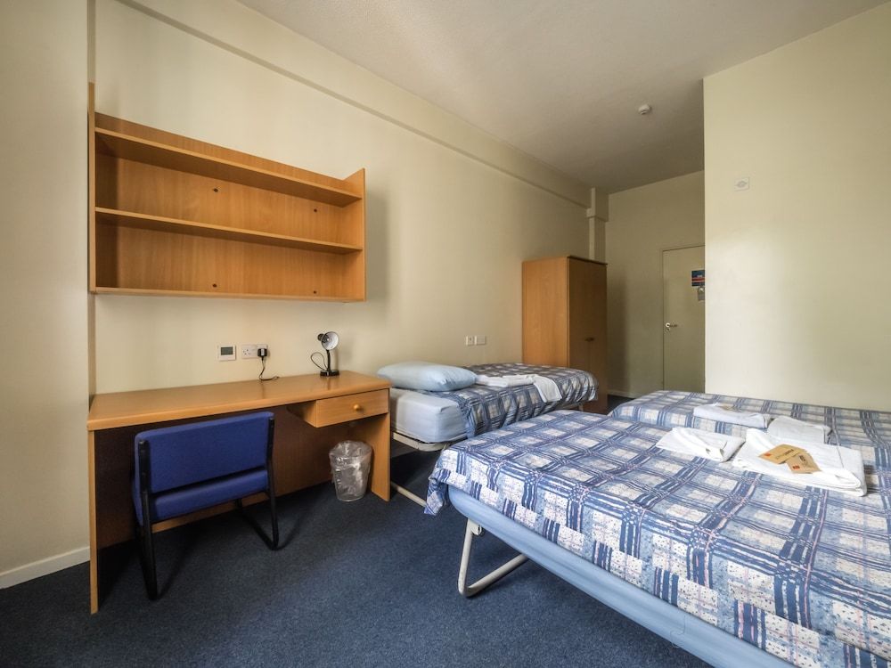 LSE Bankside House - Campus Accommodation Basic Triple Room, 3 Twin Beds