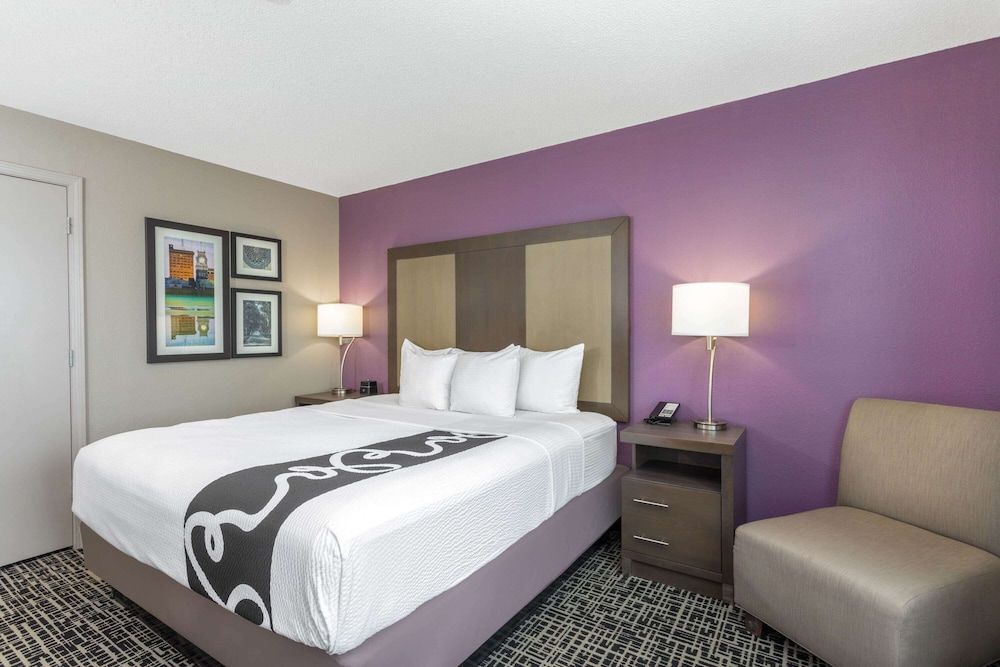 Deluxe Room, 1 King Bed, Accessible, Non Smoking (Mobility/Hearing Impaired Accessible)