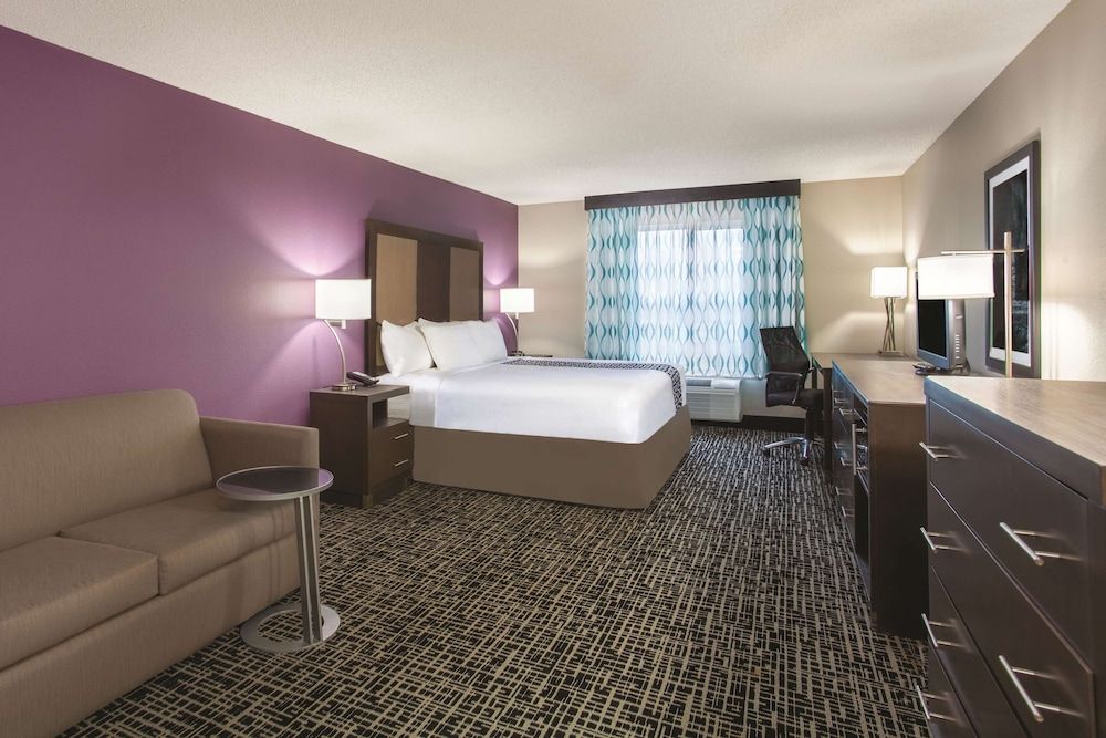 Deluxe Room, 1 King Bed, Accessible, Non Smoking (Mobility/Hearing Impaired Accessible)