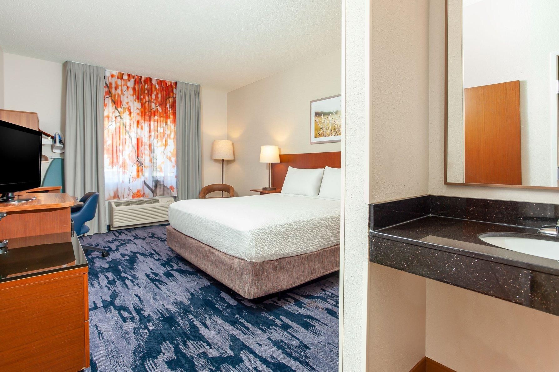 Hear/Mob Acc RI Shower, Guest room, 1 King