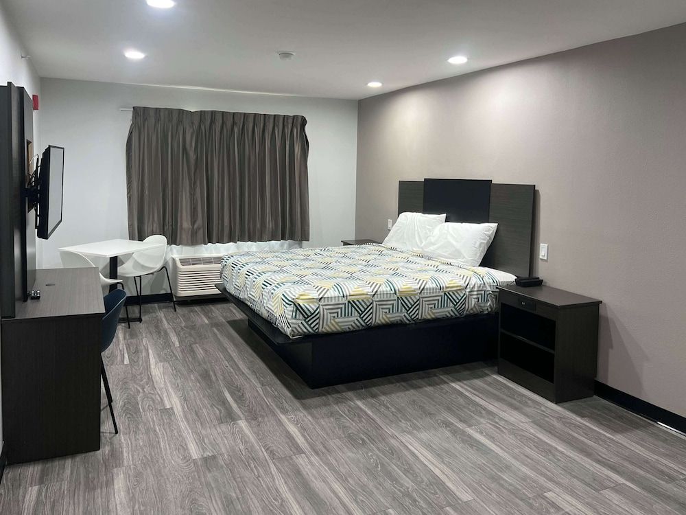 Standard Room, 1 King Bed, Accessible, Non Smoking