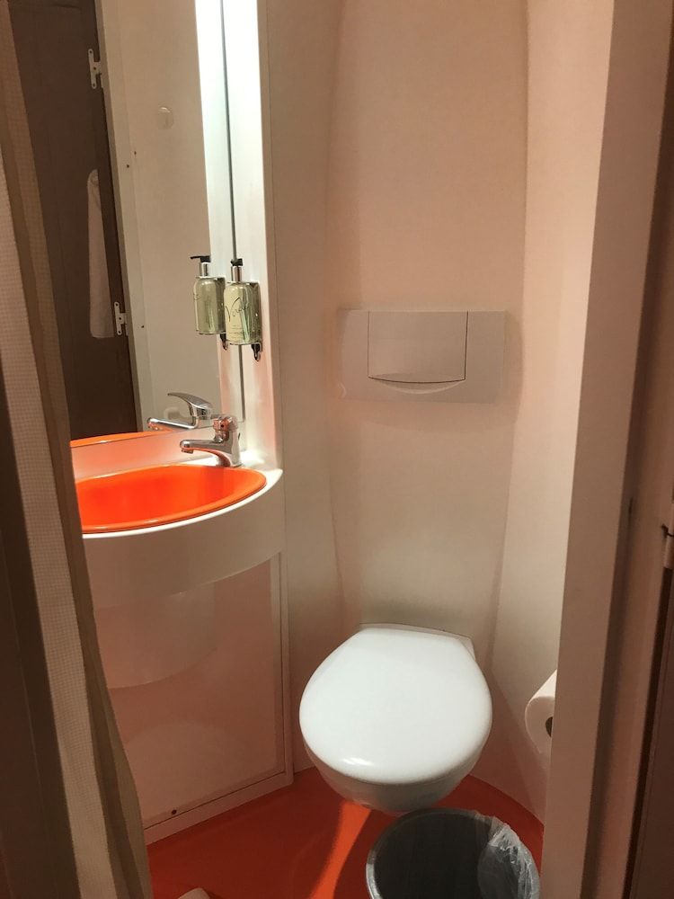 Easyhotel South Kensington Economy Double Room, City View 6