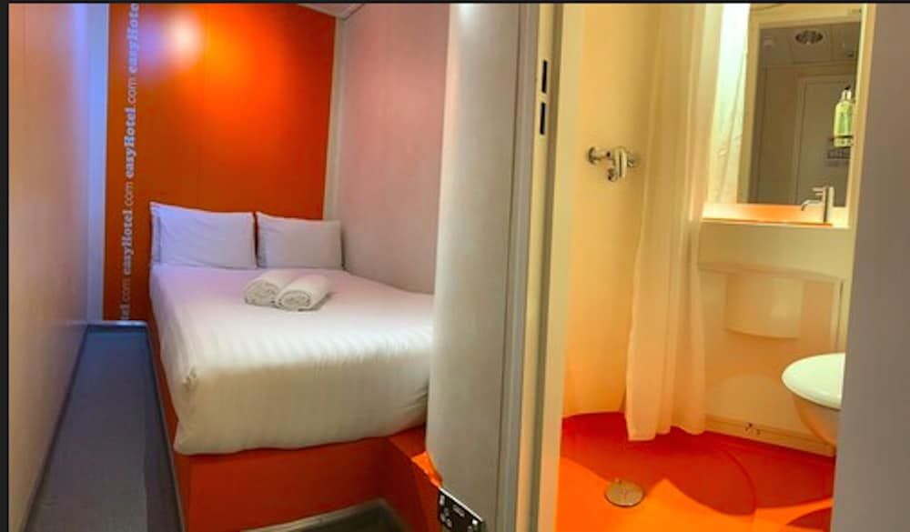 Easyhotel South Kensington Double Room, No Windows 3