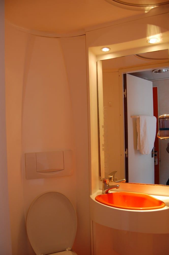 Easyhotel South Kensington Double Room, No Windows 7